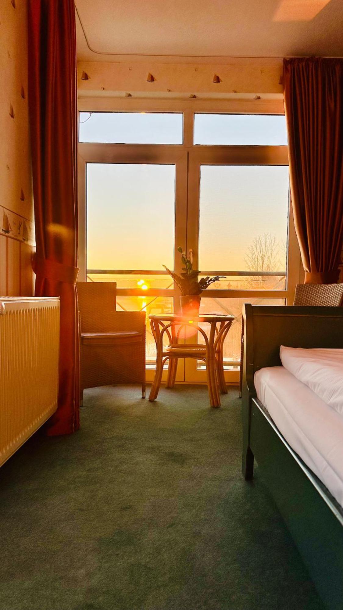 Gaestehaus Weserblick Am Weser-Sandstrand Berne Dış mekan fotoğraf